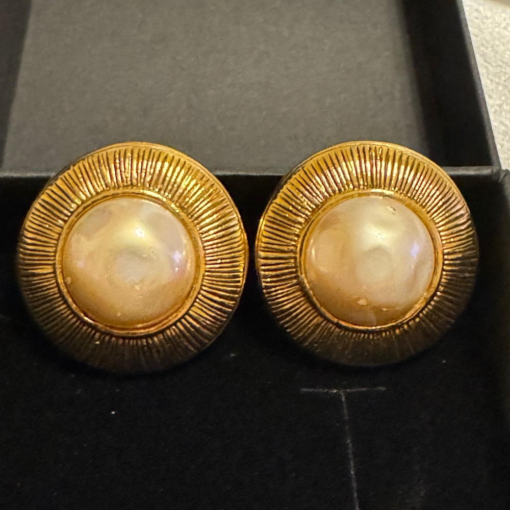 Vintage Chanel Flax Pearl Gold-plated Round Earrings